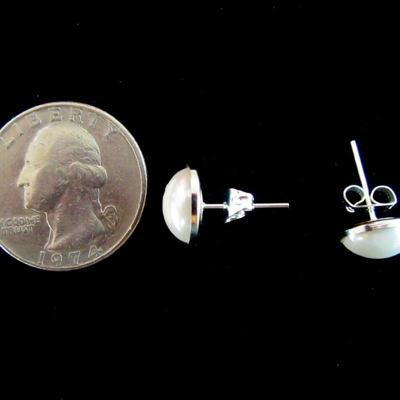 Faux white pearl oval pierced stud earrings - Picture 5 of 5